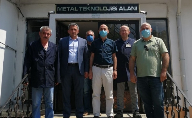 Müdür Erdoğan dezenfektan aparatı üretimi çalışmalarını inceledi