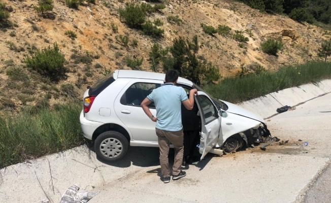 Otomobil su kanalına çarptı; 1 yaralı