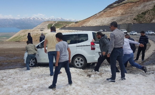 (Özel) Yaz günü onlarca araç karda mahsur kaldı