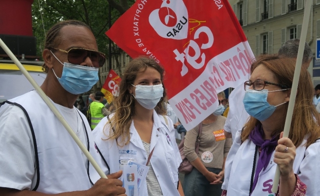 Paris’te sağlık çalışanları, çalışma koşullarını bir kez daha protesto etti