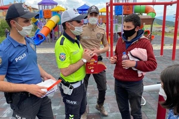 Polis, parklarda oynayan çocuklara çikolata kek ve meyve suyu ikram etti