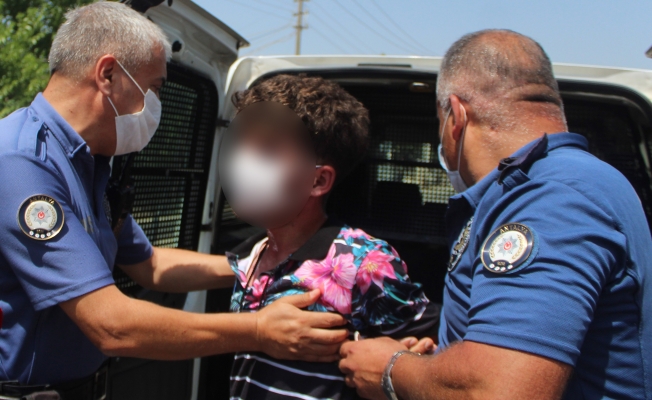 Polis uyuşturucuyla yakaladığı gence önce maske taktı sonra su verdi