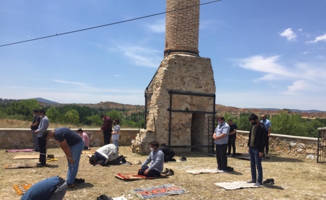 Sadece minaresi kalan cami avlusunda 100 yıl sonra namaz sevinci