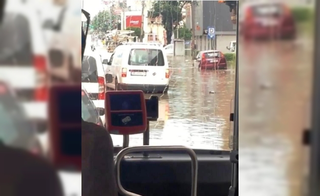 Sağanak yağış, dakikalar içerisinde İzmir’de hayatı felç etti