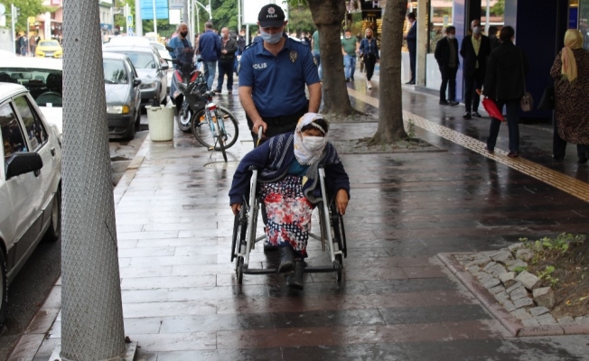 Sakarya’da engelli vatandaşa polis ekipleri yardım etti