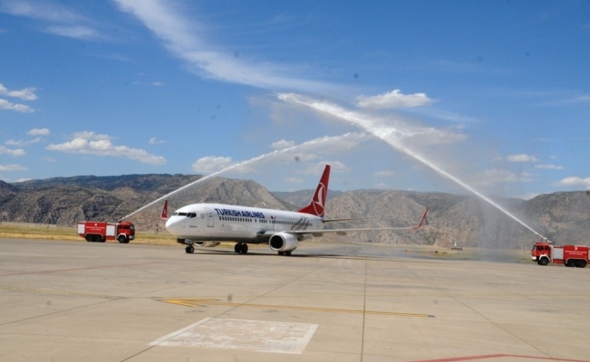 Salgın sonrası Şırnak’a inen ilk uçak su takıyla karşılandı