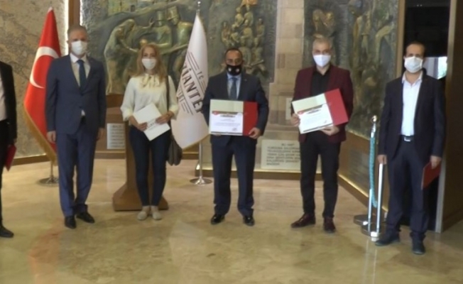 Salgın sürecinde gönüllü görev alan Suriyeli doktorlara plaket verildi