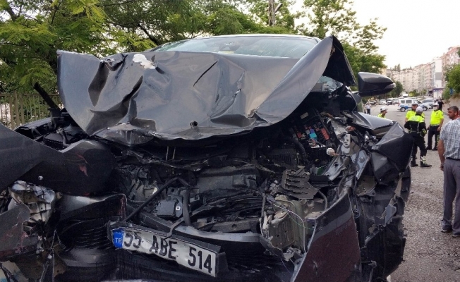 Samsun’da belediye otobüsü ile çarpışan otomobilin sürücüsü ağır yaralandı