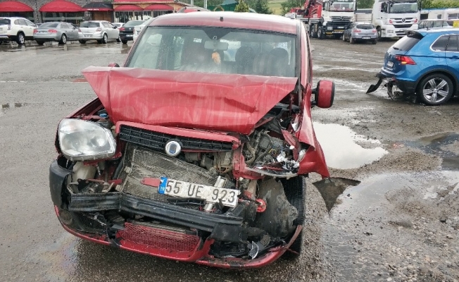 Samsun’da kamyonet kırmızı ışıkta otomobile çarptı: 4 yaralı