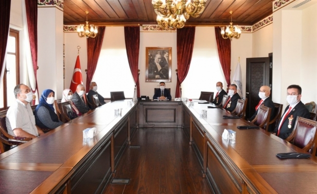 Şehit aileleri ve gazilerde Vali Çiçek ziyaret