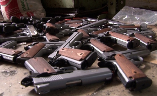 Silah imalathanesine baskın: Kuru sıkıdan dönüştürülen 60 tabanca ele geçirildi