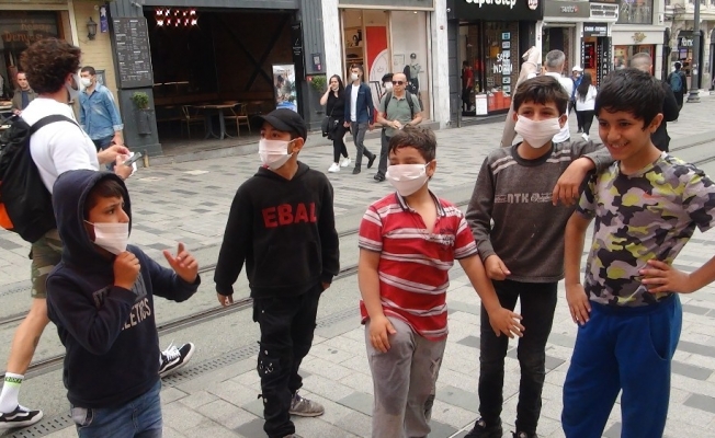 Sokağa çıkan çocuklar aileleriyle Taksim’e koştu