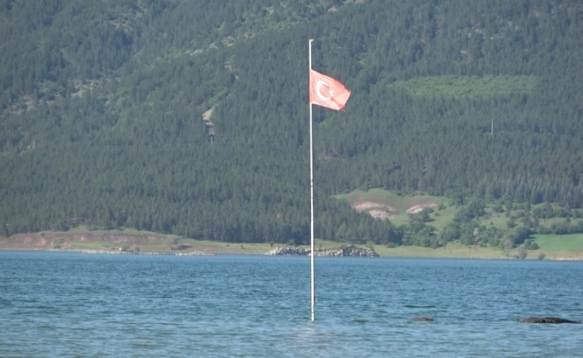 Sular yükseldi, sadece Türk bayrağı su yüzeyinde kaldı