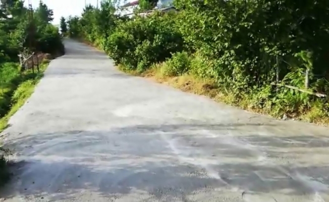 Yaşlı kadın yeni dökülen beton yolu kullanılamaz hale getirdi