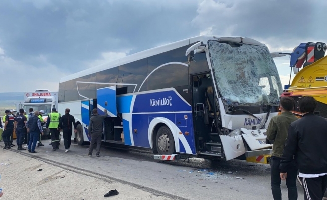 Yolcu otobüsü çekiciye çarptı: 12 yaralı