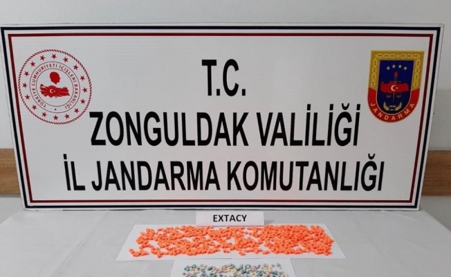 Zonguldak’ta 989 uyuşturucu hapı satacaklardı, kıskıvrak yakalandılar