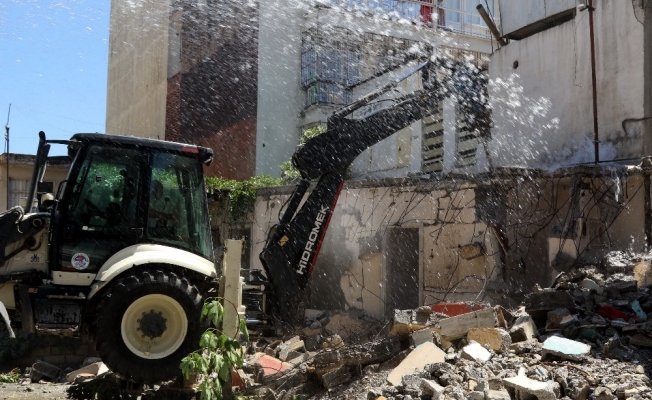 Akdeniz’de iki metruk binanın yıkımı gerçekleştirildi