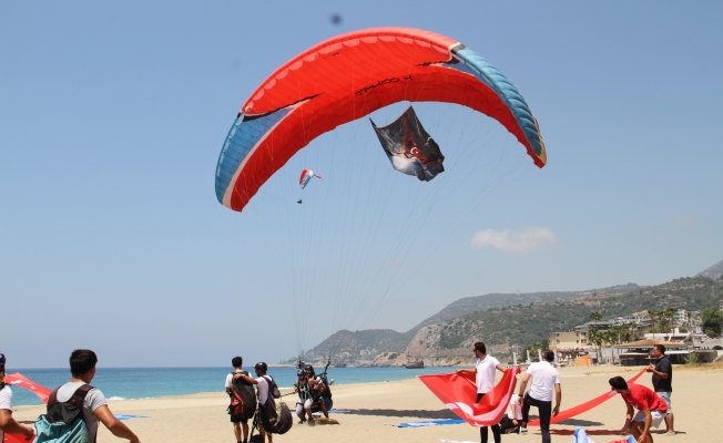 Alanya'da 15 Temmuz şehitleri gökyüzünde Türk bayrağı açarak anıldı