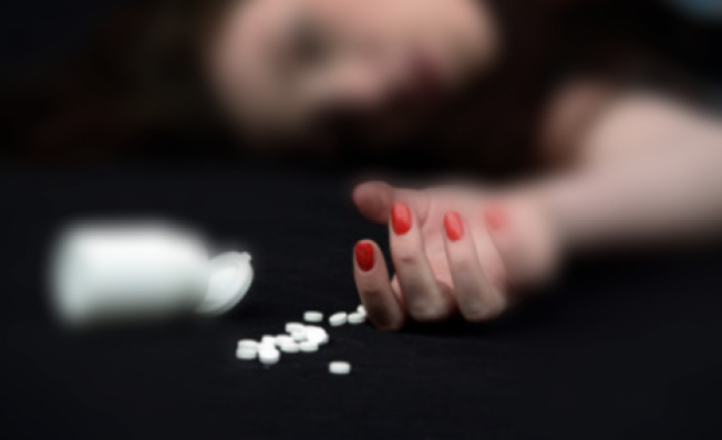 Alanya'da hap içerek intihara kalkışan kadın yaşam savaşı veriyor