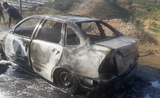 Alanya’da hareket halinde tutuşan otomobil yandı