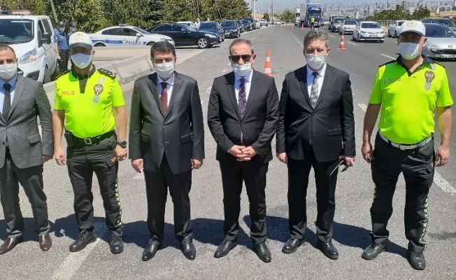 Ankara Valisi Şahin trafik denetiminde vatandaşlara maske verdi