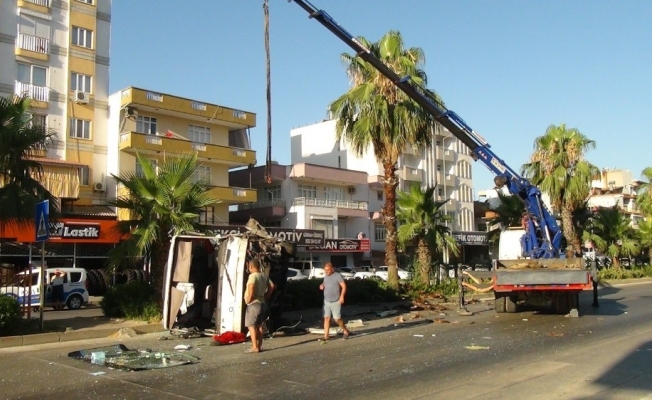 Antalya’da midibüs devrildi: 1 yaralı