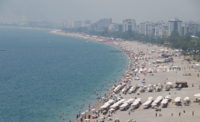 Antalya’da yüksek nemde sahiller doldu