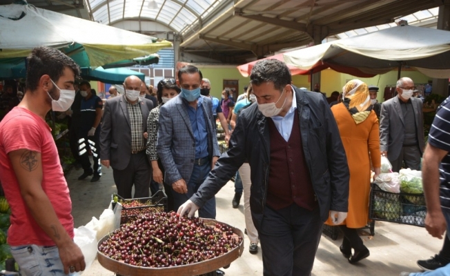 Başkan Demir, kapalı halk pazarına birim müdürleriyle çıkartma yaptı