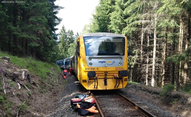 Çekya’da iki yolcu treni kafa kafaya çarpıştı: 3 ölü, 30 yaralı