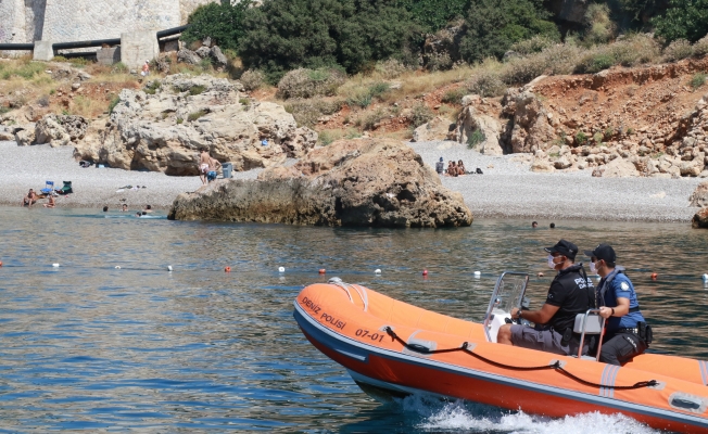 Deniz polisi dünyaca ünlü sahil ve koyları tek dolaşıp maske ve sosyal mesafeyi denetledi