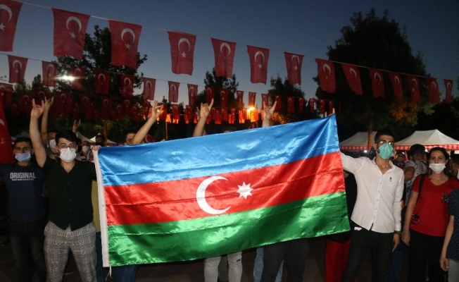 Diyarbakırlılar 15 Temmuz’da Türk bayraklarıyla meydanlara akın etti