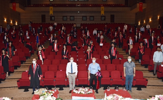 DÜ’de sosyal mesafeli mezuniyet töreni