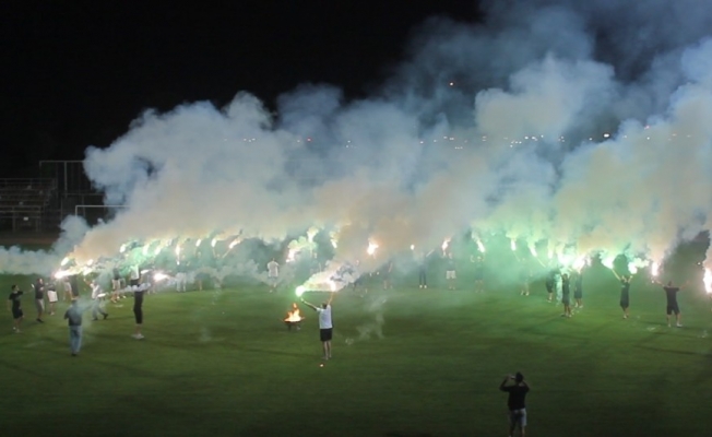 Futbolcular, TFF’nin alt liglerle ilgili kararını sahada meşale yakarak kutladı