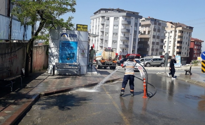 Gebze’de caddelerinde temizlik sürüyor
