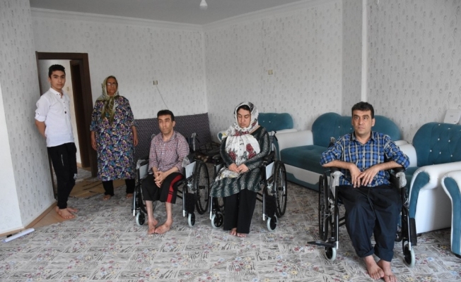 İhtiyaç sahibi engelli 7 sığınmacıya, Birleşmiş Milletler Yüksek Komiserliği desteğiyle tekerlekli sandalye verildi