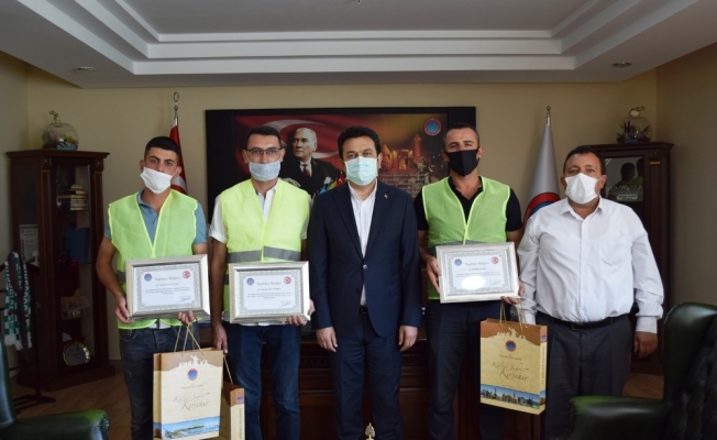 İl Özel İdare personeli buldukları ziynet eşyalarını sahiplerine teslim ettiler