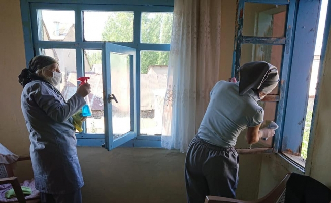 İmranlı’da ‘Evlere Şenlik’ projesi ile evler temizleniyor