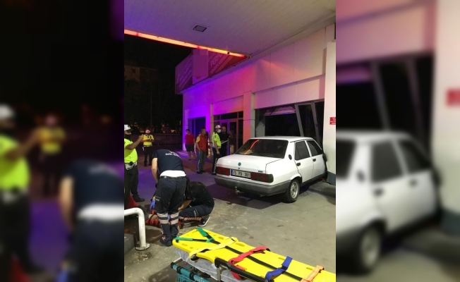 Isparta’da alkollü ve ehliyetsiz kadın sürücü benzin istasyonuna daldı
