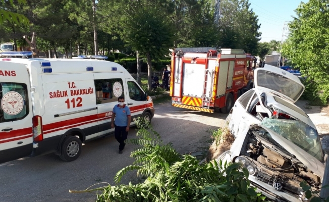 Karaman’da kontrolden çıkan otomobil ağacı devirdi: 2 yaralı