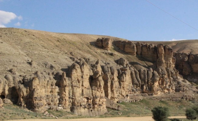Karaman’daki sıralı kayalıklar peri bacalarını anımsatıyor