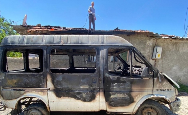 Kırıkkale’de park halindeki minibüs alev alev yandı