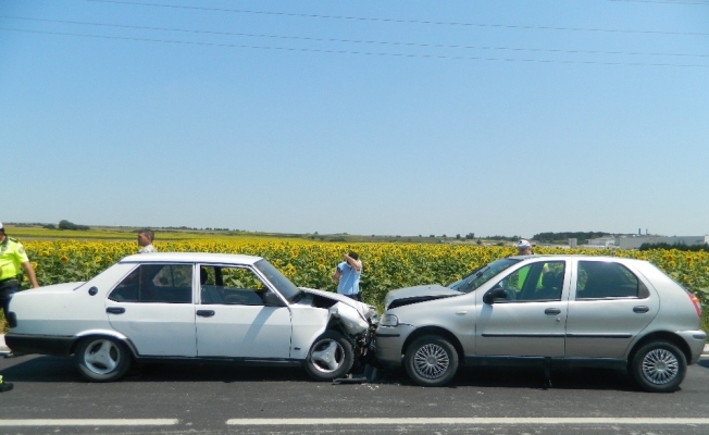 Lüleburgaz’da iki otomobil çarpıştı: 3 yaralı
