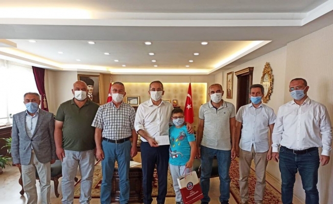 Ödüllerini Tosya Kaymakamı Verdi