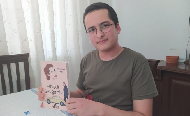 Ortaokul öğrencisi ikinci kitabı için kolları sıvadı
