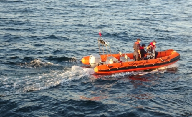 Denizin ortasında yaşlı çifti kurtarma operasyonu