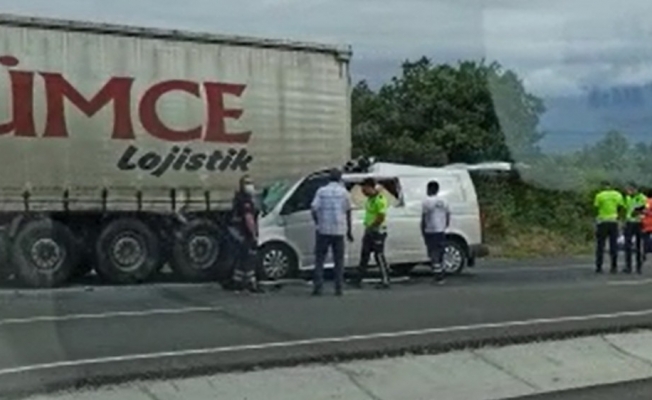 Panelvan minibüs tıra arkadan çarptı: 1 ölü, 1 yaralı