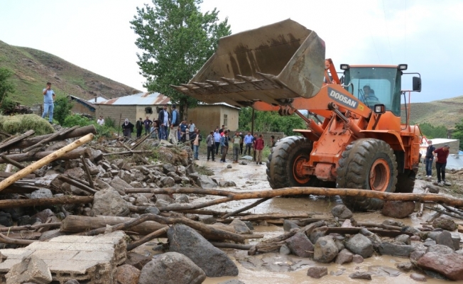 Sağanak yağış bölgesine ilk müdahaleyi Erciş Belediyesi yaptı
