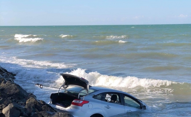 Samsun’da otomobil denize uçtu, sürücü sağ kurtuldu