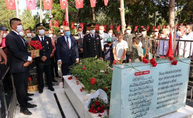 Şehit Astsubay Ömer Halisdemir mezarı başında anıldı