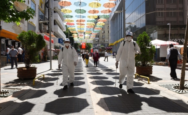 Şemsiye Sokak’taki iş yerleri dezenfekte edildi